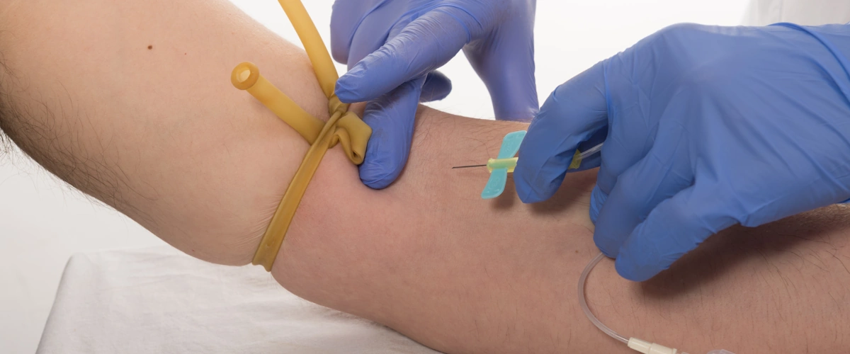 Infermiere che esegue un prelievo ematico